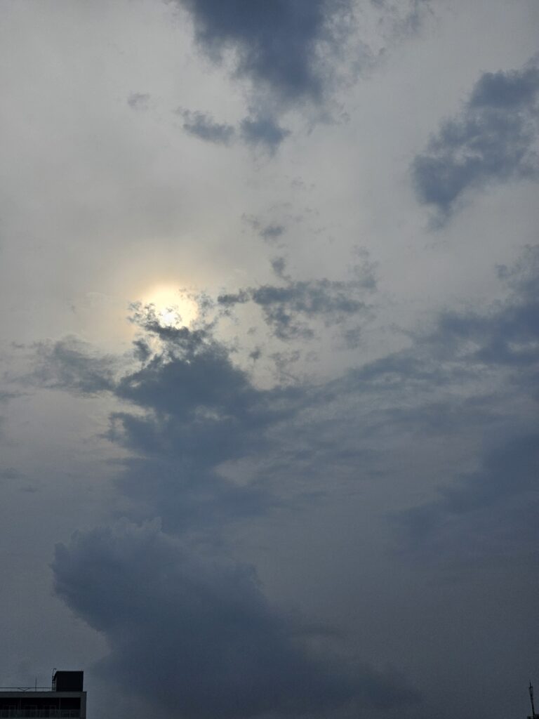 雲に隠れた太陽