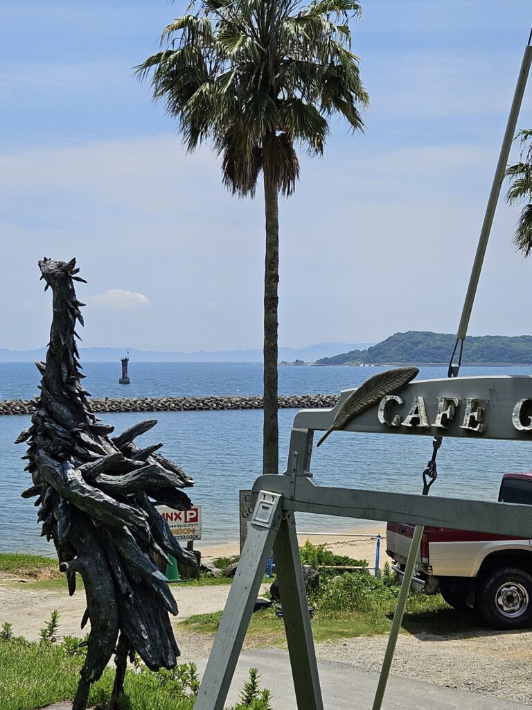 オブジェと海岸